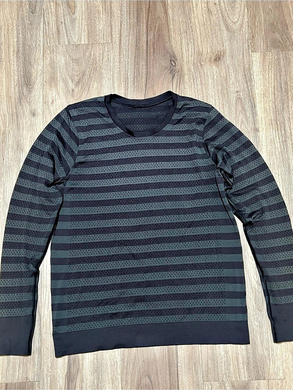 lululemon Men's Striped Short Sleeve Shirt in Black & Gray Like New
